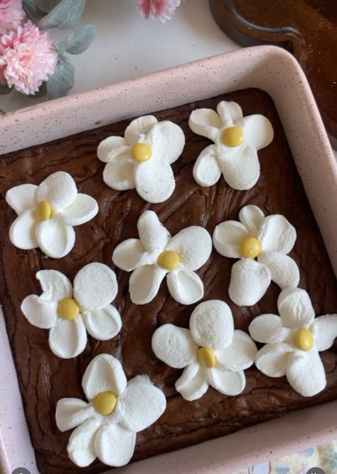 Marshmallow Flower, Birthday Cake Brownies, Birthday Brownies, Spring Snacks, Daisy Theme, Marshmallow Flowers, Spring Birthday Party, Floral Dessert, Flower Birthday Party