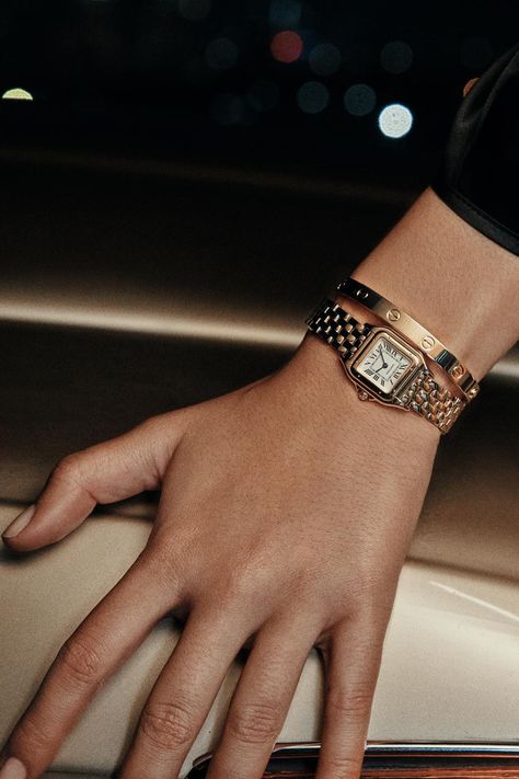 Cartier, Rolex, Audemars Piguet, Omega... Que vaut votre montre vintage en cette fin d'année ? Jewellery Styling, Cartier Watches Women, Watches Women Black, Looks Kate Middleton, Rolex Women, Fancy Watches, Cute Watches, Cartier Panthere, Retro Watches