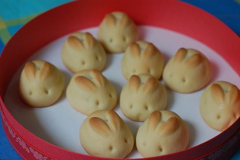 Delicinhas em forma de coelho Bunny Rolls, Bunny Bread, Bunny Cookies, Easter Dinner, Japanese Sweets, Bread Rolls, Dinner Rolls, Easter Recipes, Cute Food