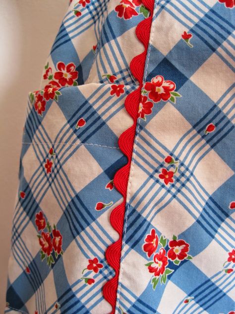 Apron History: free pattern Apron History, Clothespin Apron, Aprons To Sew, Kitchen Theme Ideas, Free Vintage Patterns, Egg Apron, Crossback Apron, Vintage Apron Pattern, Gathering Apron