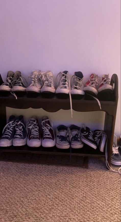 Converse Photo Moving Crafts, Converse Collection, Grunge Shoes, Shoe Holders, New Room Ideas, Shoe Display, Future Apartment, Ap Art, Shoe Organizer