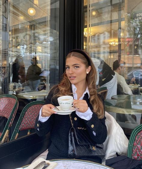 Grace Foley, Upper East Side Fashion, New York Aesthetic Outfits, Gossip Girl Aesthetic, Parisian Aesthetic, New York Outfits, Elegante Y Chic, Nyc Girl, Europe Outfits