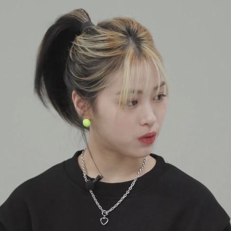 Ryujin Highlights, Ryujin Black And White Hair, Ryujin Blonde Highlights, Ryujin Oreo Hair, Ryujin Wolfcut, Ryujin Haircut, Ryujin Short Hair, Ryujin Hair, Queer Haircut