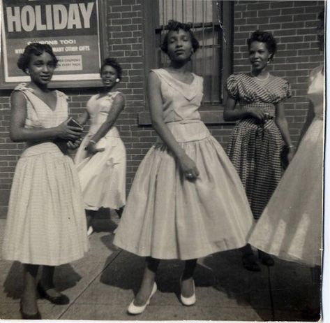 Came across these beautiful 1950’s photos online. Click for more. These 31 Vintage Snapshots of '50s African-American Women in Dresses Are So Beautiful ~ Vintage Everyday Vestidos Color Pastel, 1950s Girls, Idda Van Munster, Women Standing, African American Fashion, Vintage Black Glamour, Look Retro, 50 Style, Moda Vintage