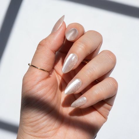 Natural looking reusable gel press on nails without any of the UV damage. Our long lasting nails stay on for over 2 weeks and are waterproof, vegan and 100% cruelty free. Made with flexibility and durability to ensure the best comfort and wear. Champagne Velvet Nails, Wedding Nails Champagne, Nails Hailey Bieber, Champagne Nails, Best Press On Nails, Polished Nails, Velvet Nails, Short Press On Nails, February Nails