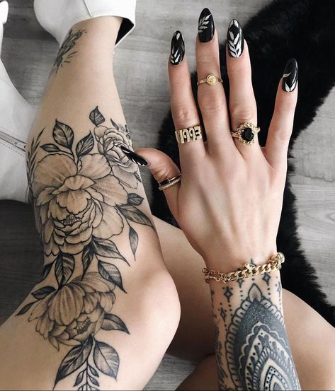 Shin Tattoo Sleeve, Seductive Tattoos For Women, Under Knee Tattoos Women, Black And White Tattoos, Shin Tattoo, White Tattoos, Full Leg Tattoos, Muster Tattoos, Inspiration Tattoos