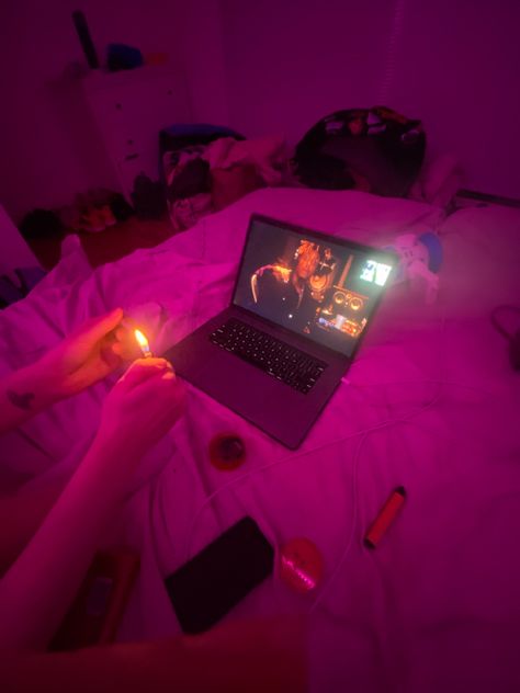 Smoker Aesthetics Pink, Smoker Vibe Room, Smoker Room Decor, Hiphop Room Aesthetic, Get High Aesthetic, Pink Smokers Aesthetic, Smoker Asethic, Smoker Friends Aesthetic, Passed Out Aesthetic