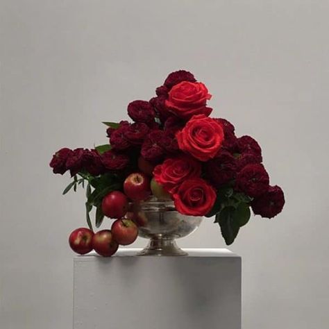 Lisa Cooper, Red Flower Arrangements, Dyed Flowers, Red Wedding Flowers, Wedding Reception Flowers, Fruit Flowers, Rose Arrangements, Art Installations, Arte Floral