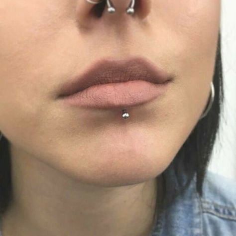 Central Labret, Middle Lip Piercing, Lip Piercing Labret, Lip Pictures, Piercing Lip, Face Piercings, Labret Piercing, Facial Piercings, Cute Piercings