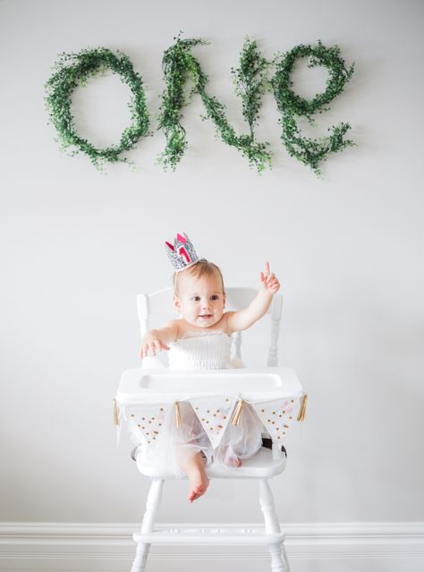 Minimalist 1st Birthday Photoshoot, Minimalist Birthday Photoshoot Ideas, First Birthday Photo Shoot Ideas At Home, Minimalist First Birthday Girl, Diy One Year Old Photo Shoot, Diy 1st Birthday Photo Shoot, First Birthday Minimalist, One Year Old Photos, Birthday Party Checklist