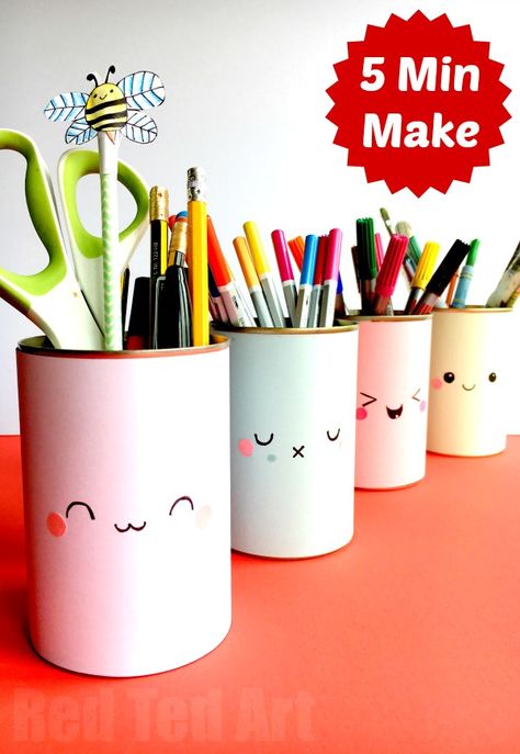 Kawaii Pencil Holder DIY Idea. These Tin Can Pen Pots are super duper quick and easy to make. A great way to get your desk organised for back to school. We love cheap and easy school supplies diys. Hope you like this OH SO EASY Cute Pencil Holder DIY too! How To Make Pencil Holders Ideas, Pencil Pot Ideas, Pen Pot Ideas, How To Make Pencil Holder, Pencil Stand Diy, Pencil Holder Design, Pencil Holder Ideas, Pen Pot, Pen Container Diy