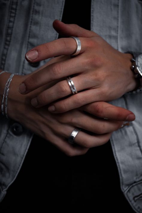 Hand With Ring, Hands With Rings, Guy Jewelry, Male Aesthetic, Aesthetic Rings, How To Wear Rings, Hand Rings, Mens Rings Fashion, Mens Silver Rings