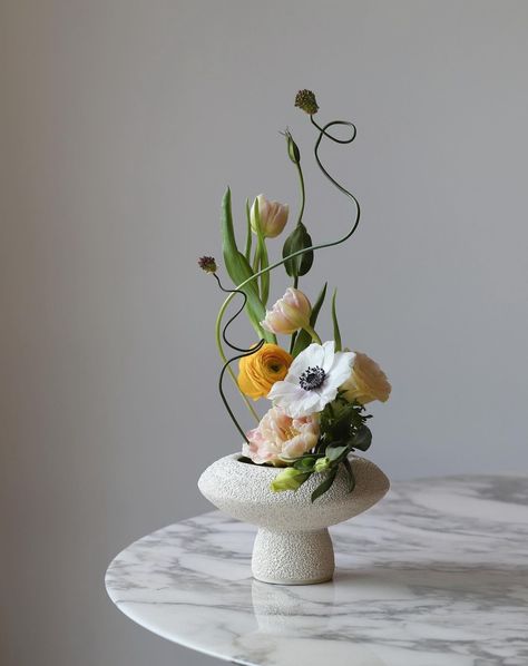 Ikebana Bouquet Wedding, Minimalistic Floral Arrangement, Flower Arrangements Minimalist, Ikebana Wedding Table, Sculptural Flower Arrangement, Ikebana Wedding Flowers, Avant Garde Floral Arrangements, Art Deco Flower Arrangements, Abstract Floral Arrangements