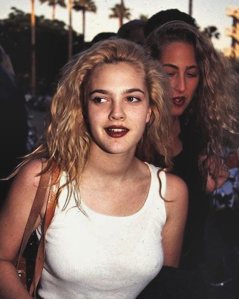 |films| on Instagram: “Drew Barrymore🎬 When she found out that a 23-year-old girl wanted to be on MTV's I Want a Famous Face (2004) and have cosmetic surgery to…” Drew Barrymore 90s, Drew Barrymore Style, Grunge Style Outfits, Fashion Guys, 90s Grunge Hair, 90s Makeup, Cage The Elephant, 90s Hairstyles, Destiny's Child