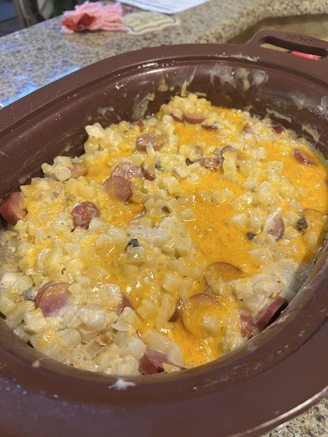 Cheesy Tater Tot Sausage Casserole Tater Tot Casserole Crock Pot, Cheesy Tater Tots, North Pole Breakfast, Sausage Crockpot, Biscuits Casserole, Crockpot Casserole, Tot Casserole, Sausage Casserole, Tater Tot Casserole