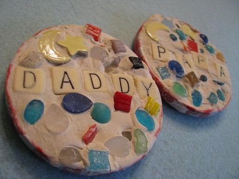 Mosaic Coasters - craft (plaster of paris, lids, small objects) followed by ideas for incorporating learning into the projects (art/art history, science, math, ecology, fine motor) Kids Fathers Day Crafts, Dad Crafts, Preschool Craft, Coaster Crafts, Diy Father's Day Gifts, Handmade Mosaic, Father's Day Diy, Dad Day, Craft Projects For Kids