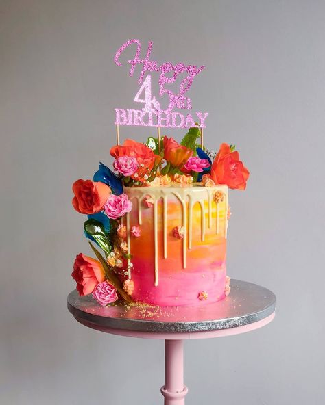 Pink Orange Ombre Cake, Pink And Orange Ombre Cake, Layer Cake Ideas Decorating, Sunset Cupcake Ideas, Sunset Sweet 16, Sunset Ombre Cake, Sunset Cake Design, Sunset Birthday Theme, Sunset Birthday Cake