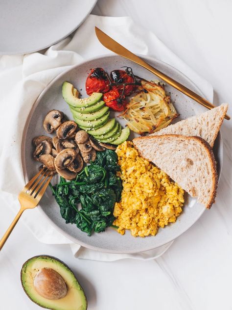 Vegan Breakfast Photography, Breakfast Aesthetic Vegan, Healthy Plate Breakfast, Healthy Big Breakfast Ideas, Breakfast Ideas Plate, Big Vegan Breakfast, Breakfast Bowls Ideas, Vegan Plates Ideas, Breakfast Plates Ideas