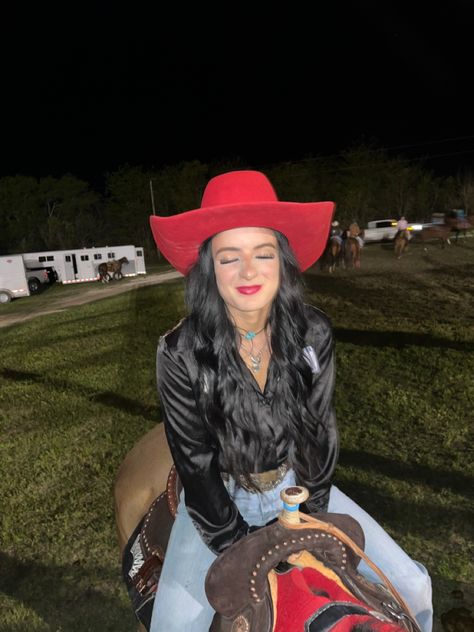 90s Rodeo Fashion, Red Cowgirl Hat Outfit, Barrel Racing Outfits Rodeo, Red Cowboy Hat Outfit, Cowgirl Hat Outfit, Western Work Outfit, Barrel Racing Outfits, Denim Runway, Cowboy Outfits For Women