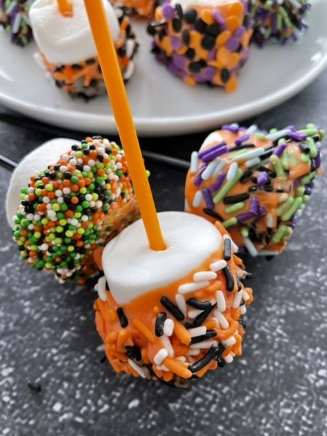 Halloween Marshmallow Pops are super simple to make and are a fun treat kids love to eat! Marshmallow Pops Halloween, Big Marshmallows, Halloween Deserts, Candy Corn Cookies, Fun Halloween Treats, Halloween Treats For Kids, Marshmallow Treats, Halloween Treats Easy, Cake Pop Sticks