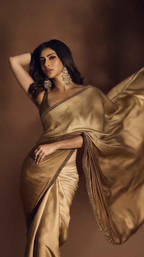 Plain Golden Saree With Contrast Blouse, Golden Saree For Wedding, Satin Saree For Farewell, Beautiful Sarees Classy, Unique Saree Designs Party Wear, Saree For Graduation, Golden Saree Look, Dusky Skin Saree Look, Mouni Roy Saree