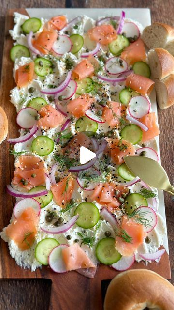 Salmon Board Smoked, Salmon Cream Cheese Recipes, Lox And Bagels Platter, Salmon Appetizers For Party, Kampers Kitchen, Lox Board, Smoked Salmon Board, Cream Cheese Board, Salmon Board