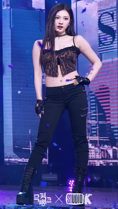 ningning (aespa) Ningning Outfit, Aespa Stage Outfits, Unique Rave Outfits, Aespa Concert, Concert Fit Ideas, Kpop Stage Outfits, Female Inspiration, Concert Fit, Kpop Stage