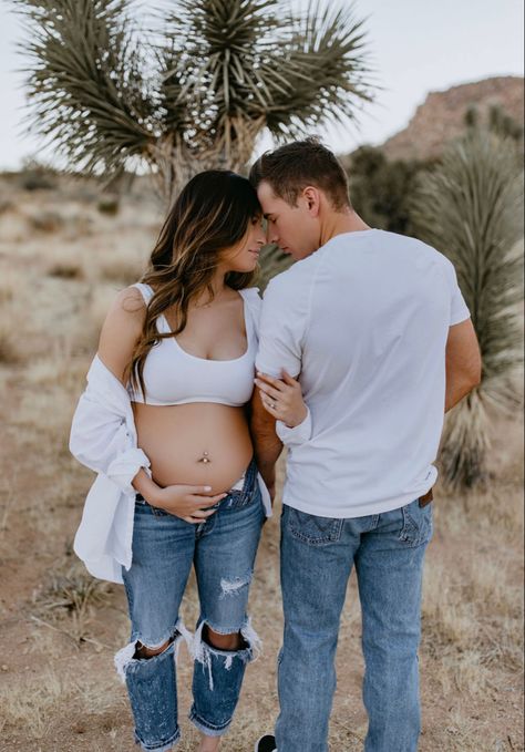 Maternity Photo Shoot Ideas With Jeans, Maturity Photoshoot Jeans, Maternity Pic Outfit Ideas, Maturity Photoshoot Outfits, Maternity Photo Shoot In Jeans, Maternity Pics Outfit, Maternity Photo Outfits Jeans, Cute Maternity Poses For Couples, Maternity Photoshoot In Jeans