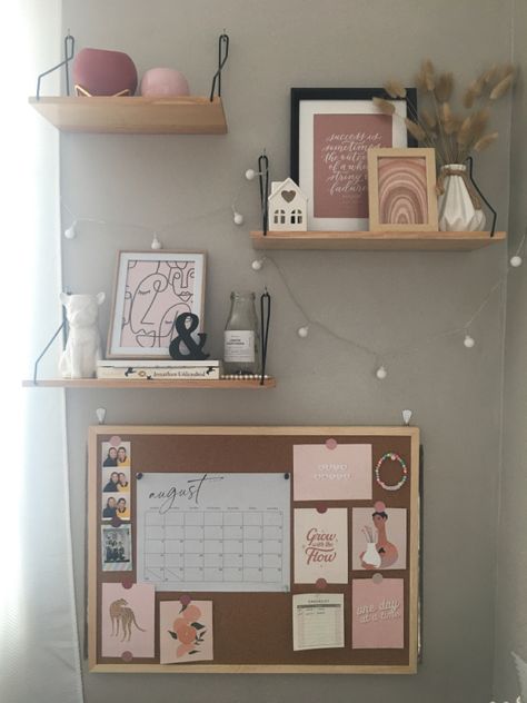 Desk Notice Board, Corkboard Office Ideas, Cork Board For Office, Organized Bulletin Board, Bulletin Board Ideas For Home Office, Cute Cork Board Ideas Offices, Dorm Room Cork Board, Pin Board Ideas Room Decor Aesthetic, Push Board Ideas