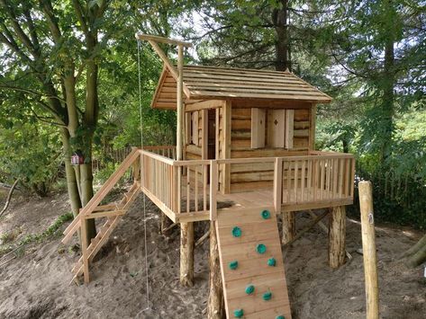 Play Area Garden, Garden Tree House, Outdoor Kids Play Area, Kids Forts, Exterior Wall Cladding, Tree House Plans, Tree Fort, Tree House Diy, Kids Play Set