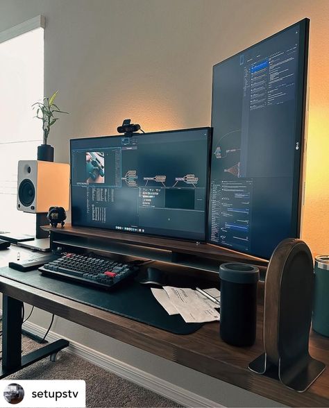 Double Monitor Desk Setup, Walnut Desk Setup, Double Monitor Setup, Clean Desk Setup, Computer Desk Organization, Monitor Setup, Setup Inspiration, Dual Monitor Setup, Tech Room