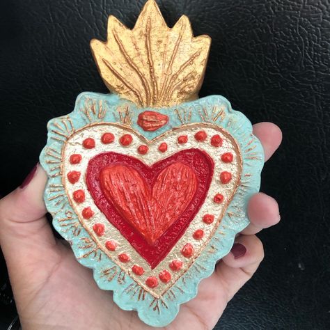 Air Dry Clay Sacred Heart, Heart Shaped Ceramics, Sacred Heart Art Painting, Ceramic Hearts Ideas, Mexican Sacred Heart Art, Clay Sacred Heart, Mexican Ceramics Pottery, Heart Shaped Pottery, Mexican Folk Art Decor