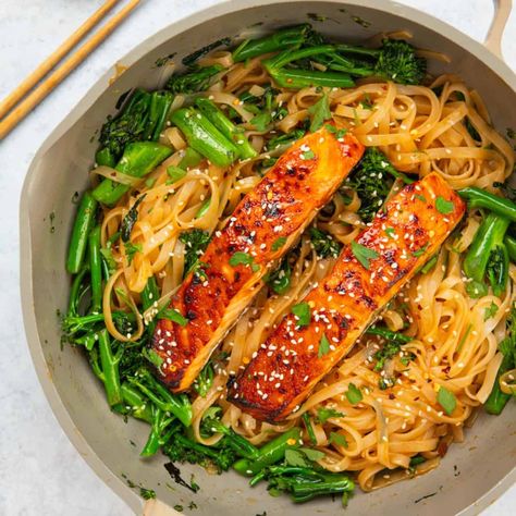 Salmon Noodles Grilled Salmon Burgers, Salmon Fishcakes, Salmon Noodles, Roasted Mediterranean Vegetables, Salmon Teriyaki Recipe, Delicious Salmon Recipes, Salmon And Broccoli, Salmon Eggs, Buttered Noodles