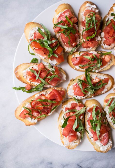 Bruschetta Station, Bruschetta Platter, Brushetta Appetizers, Italian Food Party, Best Bruschetta, Italian Bruschetta, Cocktail Hour Food, Italian Party, Wedding Appetizers