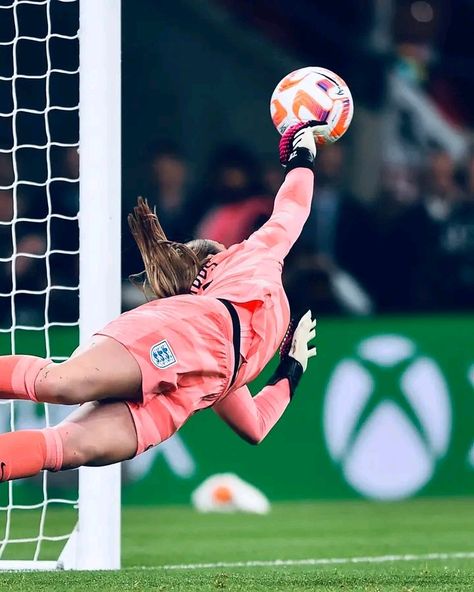 Extra Crispy Chicken, Mary Earps, England Ladies Football, Uswnt Soccer, Manchester United Team, Soccer Goalie, England Football Team, Soccer Inspiration, Female Soccer Players