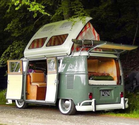 How to Design a Minimalist Campervan? [Photos Inside] - Camper Life Old Vw Bus, Vw Kampeerwagens, Kombi Trailer, Vw Minibus, Truck Bedroom, Rambling Roses, Volkswagen Westfalia, T3 Vw, Kombi Motorhome