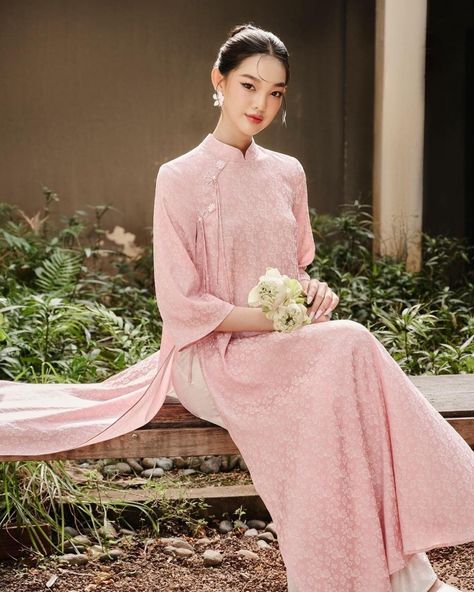 Ao Dai Photoshoot, Hand Embroidery Projects, Beauty Dress, Traditional Fashion, Wedding Board, Fashion Details, Pink Fashion, Simple Dresses, Bridal Makeup