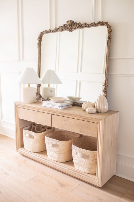 Minimalist Entryway Ideas, Baskets Entryway, White Entry Table, Entrance Table Decor, Entryway Minimalist, Fall Entryway Decor, Clean Living Rooms, Teresa Caruso, Staging Furniture