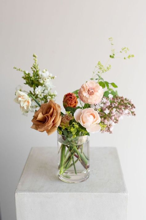 Table Floral Arrangements, Small Flower Arrangements, Flower Vase Arrangements, Flower Arrangements Simple, Coffee Table Desk, Floral Event Design, Beauty Nature, Vase Arrangements, Flower Therapy