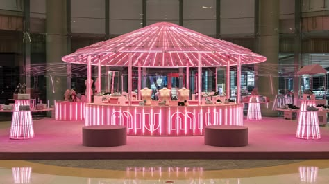 Miu Miu Pop Up Store, Pop Up Concept, Pop Up Cafe, Identity Design Inspiration, Pop Up Bar, Kiosk Design, Crystal Bags, Pop Ups, Exhibition Booth