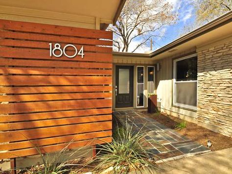 1804 Front Porch Stone, Mid Century Modern Exterior, Mid Century Exterior, Modern Landscape Design, Modern Ranch, Mid Century Architecture, Modern Fence, Casa Exterior, House With Porch