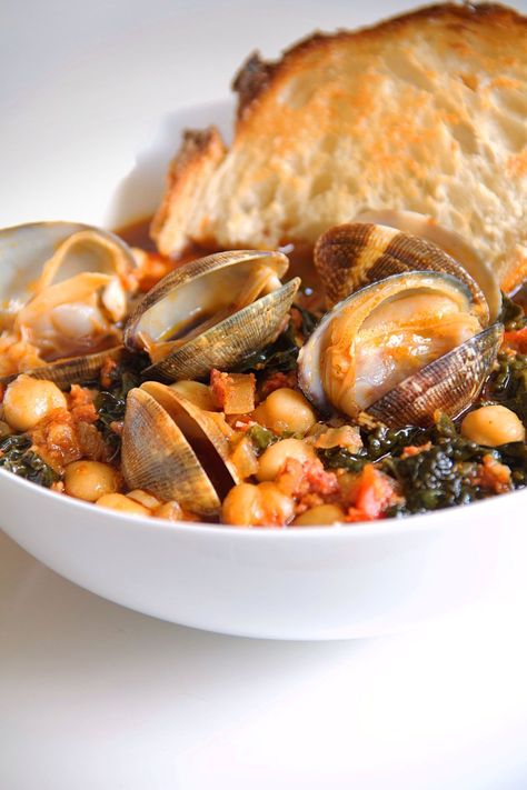 Chorizo and Clams with Kale and Soffritto Kale Recipe, Mexican Pork, Chorizo Recipes, Rustic Bread, Kale Recipes, Soups Stews, Canned Chickpeas, Chicken Stock, Fish Recipes