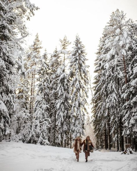 Family Snow Photoshoot, Winter Family Pictures, Snow Couple, Save The Date Video, Mountain Winter, Snow Photoshoot, Christmas Card Pictures, Winter Family, Winter Photoshoot