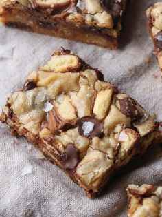 Twix Blondies are sweet and chewy with bits of crunchy shortbread throughout. You can even top them with flaked sea salt for a perfect sweet & salty bite! Twix Blondies, Blondies Cookies, Sopapilla Cheesecake Bars, Twix Bars, Chocolate Chip Blondies, Blondies Recipe, Dark Chocolate Cakes, Easy Cheesecake Recipes, Easy Cheesecake