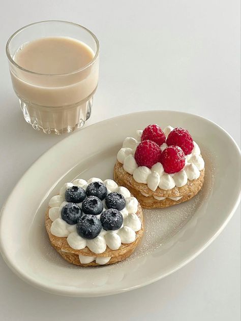 fruit tart napoleon Fruit Cream, Fruit Tarts, Baking Recipe, Pretty Dessert, White Icing, Fruit Tart, Delicious Snacks Recipes, Cream Puffs, Cute Desserts