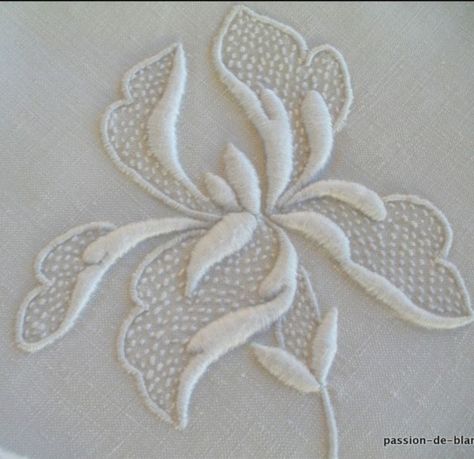 Patch Work Embroidery Appliques, Iris Embroidery Pattern, Mountmellick Embroidery, White Work Embroidery, White On White Embroidery, Bordado Jacobean, Whitework Embroidery, Crewel Embroidery Patterns, Flower Machine Embroidery Designs