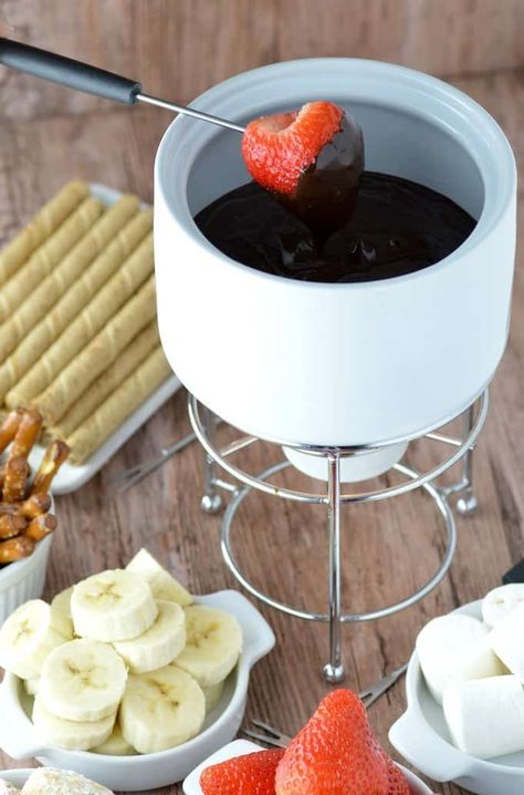 Dark Chocolate Fondue Recipe, Best Fondue Recipes, Dark Chocolate Fondue, Fondue Dinner, Chocolate Fondue Recipe, Dark Chocolate Recipes, Chocolate Dipping Sauce, Fondue Recipe, Fondue Party