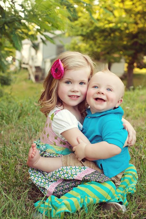 Brother and Sister looks like adeline and her new baby brother Brother Sister Photos, Easter Minis, Sibling Photography Poses, Siblings Photos, Linda Smith, Sibling Pictures, Easter Photoshoot, Sister Photography, Sister Poses