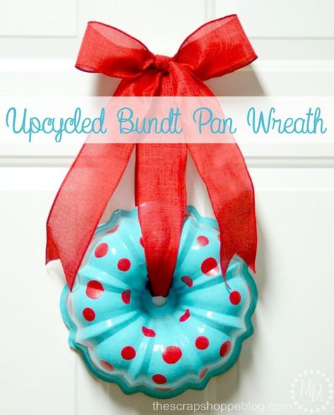 Rather than toss an old worn out bundt pan, upcycle it into a festive new wreath! Trash To Couture, Old Time Pottery, Repurposing Ideas, Burlap Flower Wreaths, Decor Ikea, Puffy Paint, Christmas Wreaths To Make, Terrarium Diy, Burlap Flowers