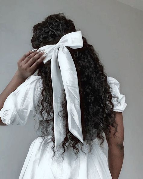 Cottagecore Hairstyles For Black Women, Curly Cottagecore Hair, Feminine Natural Hairstyles, Cottagecore Hairstyles, Bow Hairstyle, Ribbon Hairstyle, Hairdos For Curly Hair, Curly Hair Inspiration, Curly Hair Tips